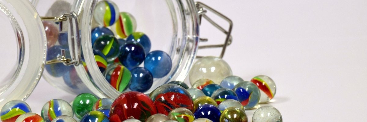Glas mit Murmeln