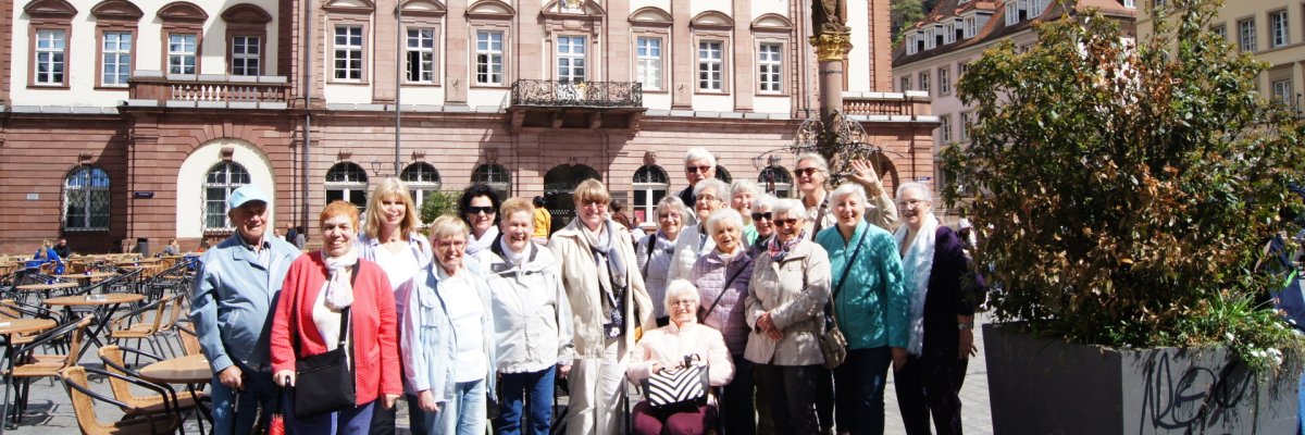 Ausflug Senioren Senioren vor Gebäude im Freien
