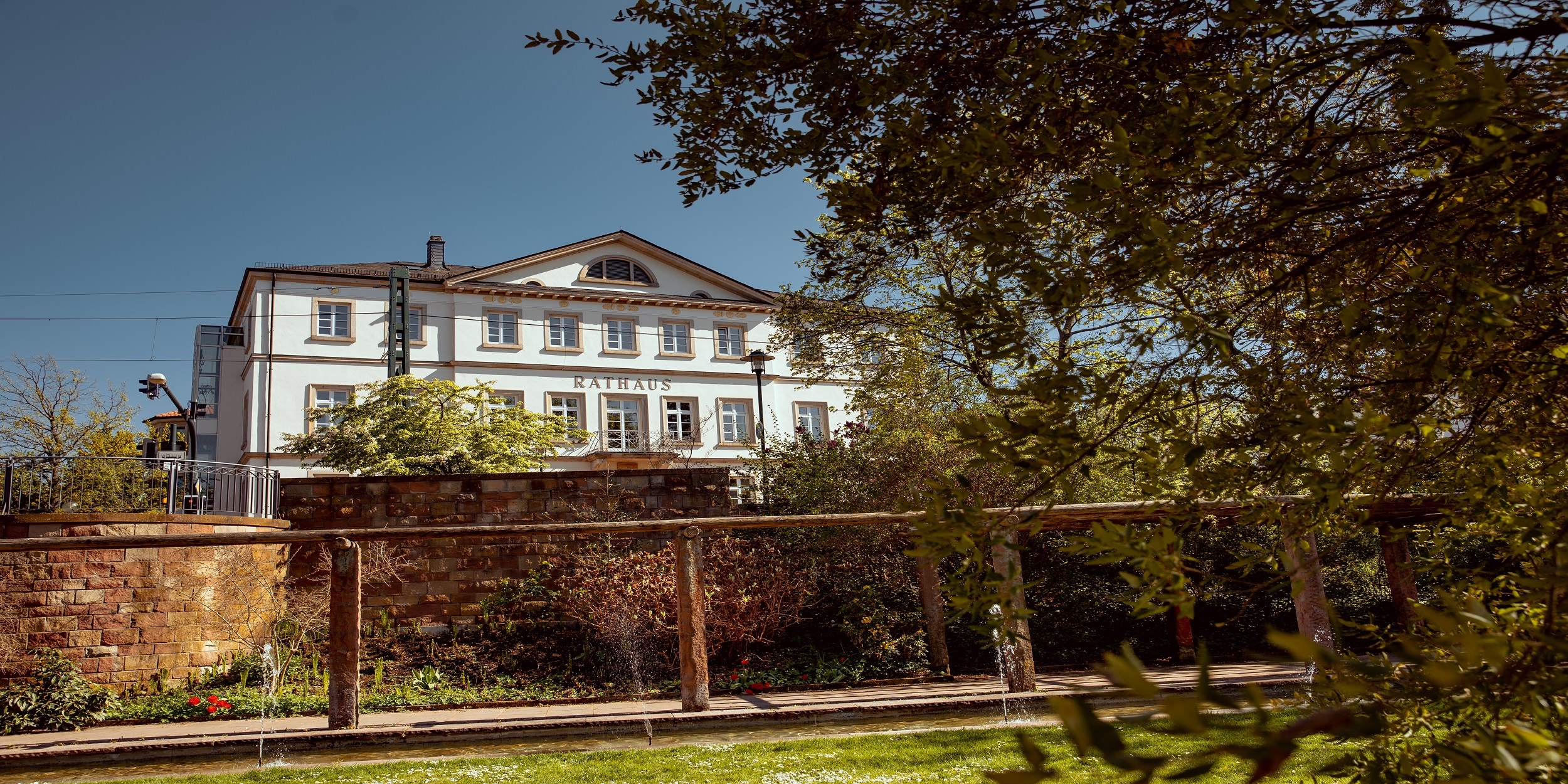 Rathaus Bad Dürkheim mit Blick aus dem Kurpark