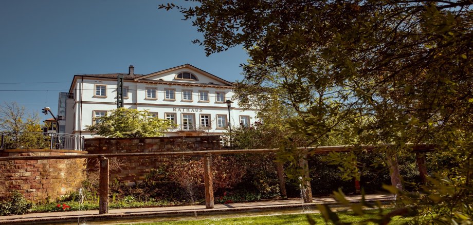 Rathaus Bad Dürkheim mit Blick aus dem Kurpark