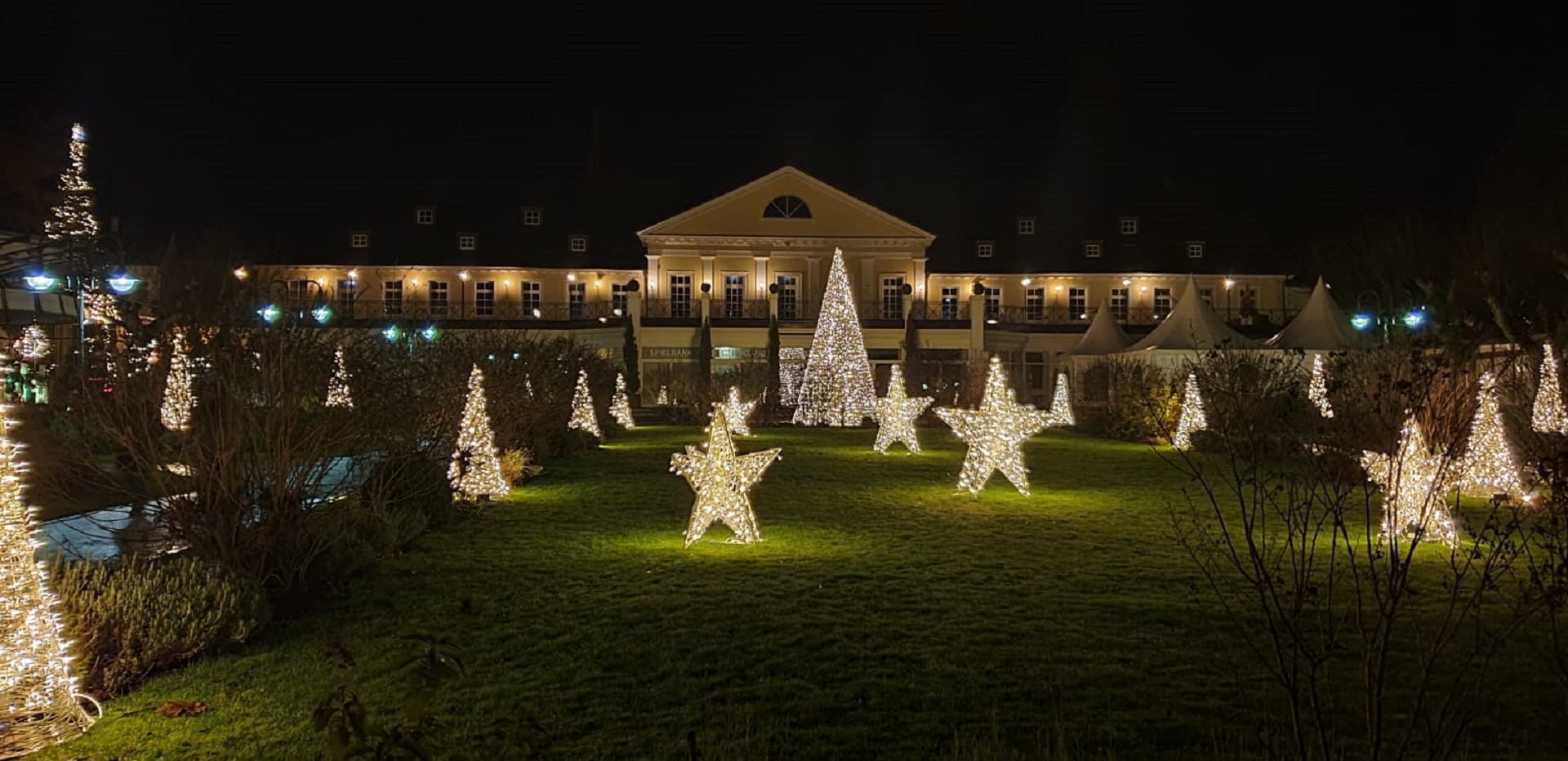 Beleuchtete Sterne im oberen Kurpark Bad Dürkheim