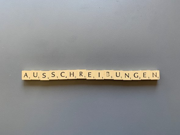 mit Scrabble-Täfelchen gelegtes Wort Ausschreibungen