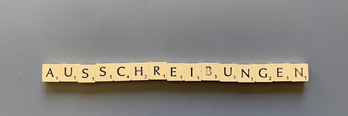 Mit Buchstaben des Spiels Scabble gelegtes Wort "Ausschreibungen".