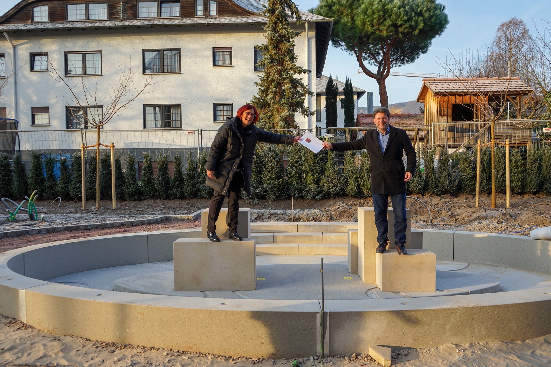 zwei Personen stehen auf den Säulen des Kneipp-Beckens