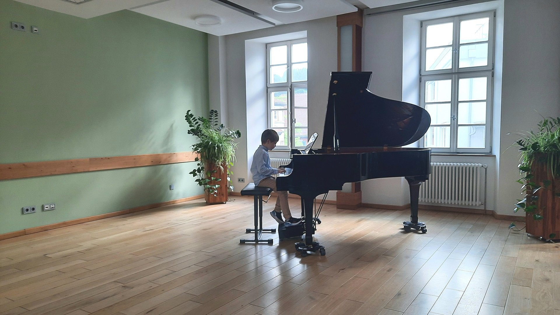 Florian Kamp übt ein Stück am Klavier