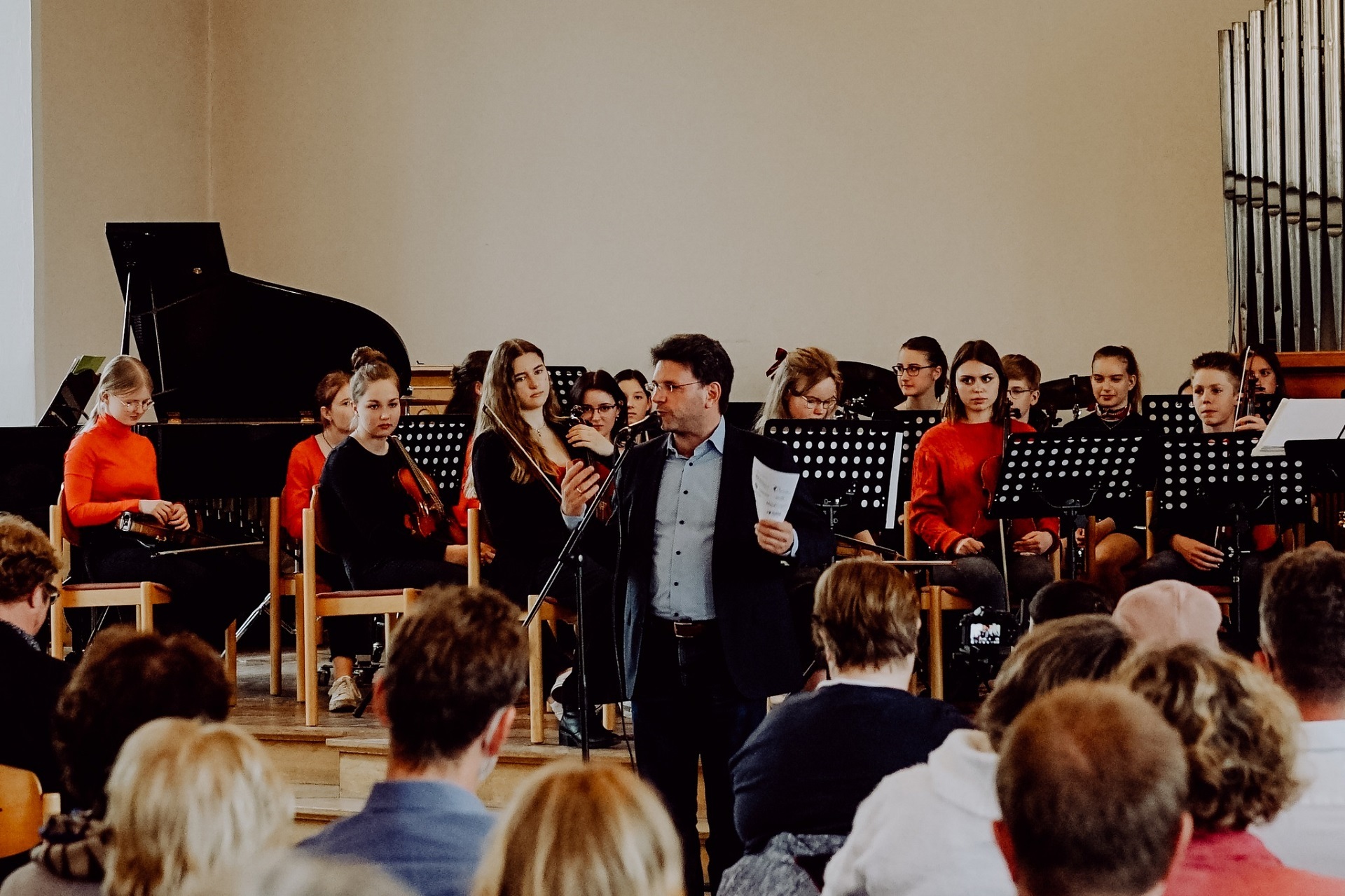 Bürgermeister Glogger begrüßt die Musiker:innen und Zuschauer:innen der Orchtestertage 2022