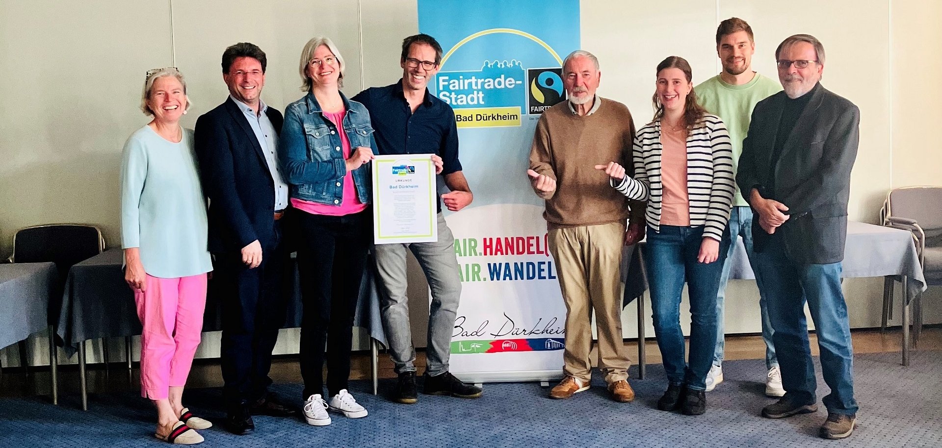 v.l.n.r. Annette Stierl (Stadtverwaltung Bad Dürkheim), Bürgermeister Christoph Glogger, Sozialdezernentin Judith Hagen, Moritz Knipser (Leprima Biomarkt Bad Dürkheim), Werner Talarek (Weltladen Bad Dürkheim), Anja Balthasar (Klimaschutzmanagerin), Jonas Klimek (Berufsbildende Schule Bad Dürkheim) und Heinrich Strebelow (Weltladen Bad Dürkheim)