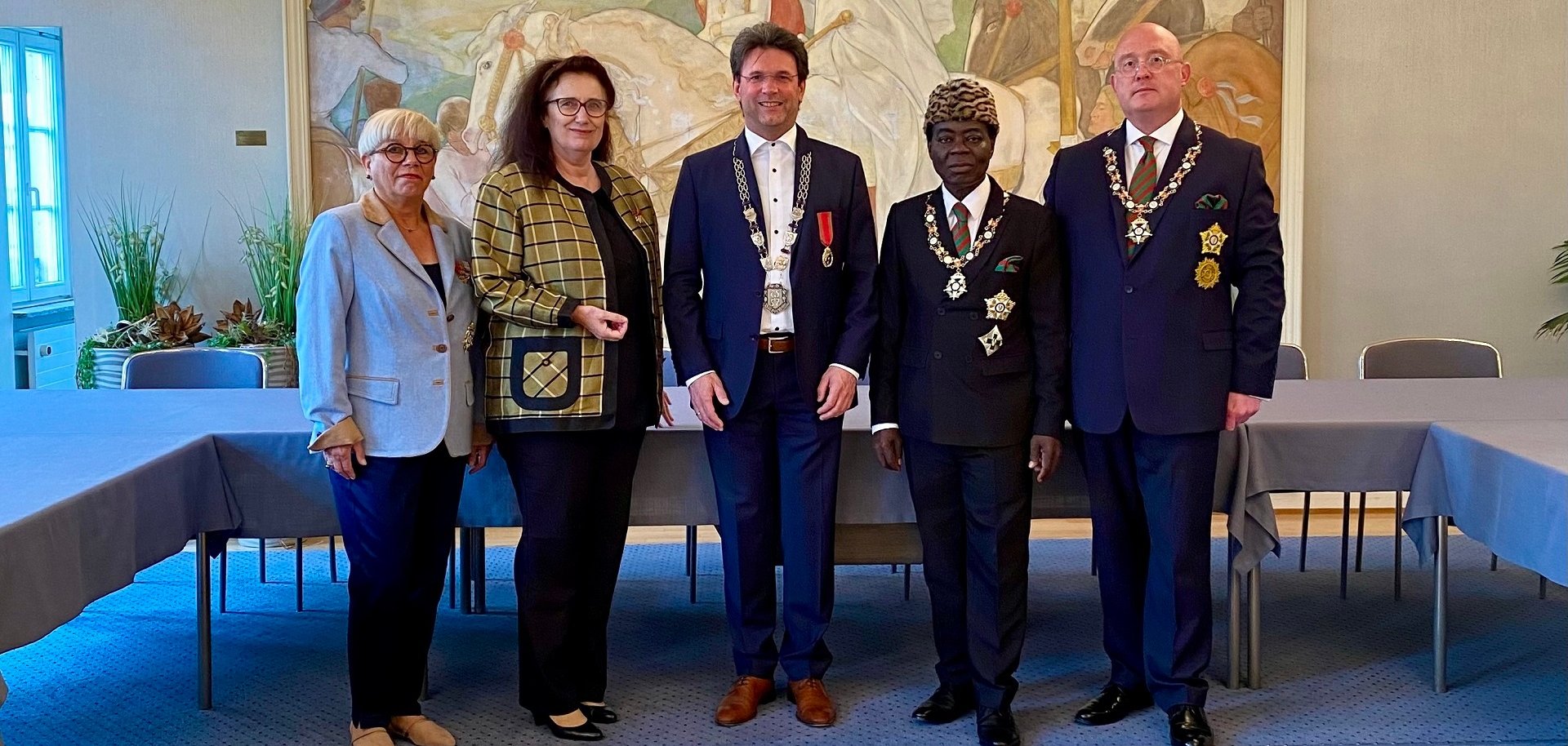 v. l. n. r. Hofdame Marion Baumstark, Königin Mama Ngoryisi Amewonor I, Gabriele Akosua Bansah, Bürgermeister Christoph Glogger, H.M. King Céphas Kosi Bansah, Togbe and Ngoryifia of Gbi Traditional Area Hohoe Ghana, Spiritual and Honorable King of the Ewe etc. und Martin Wiegand, Ordenskanzler und Sondergesandter des Königreiches