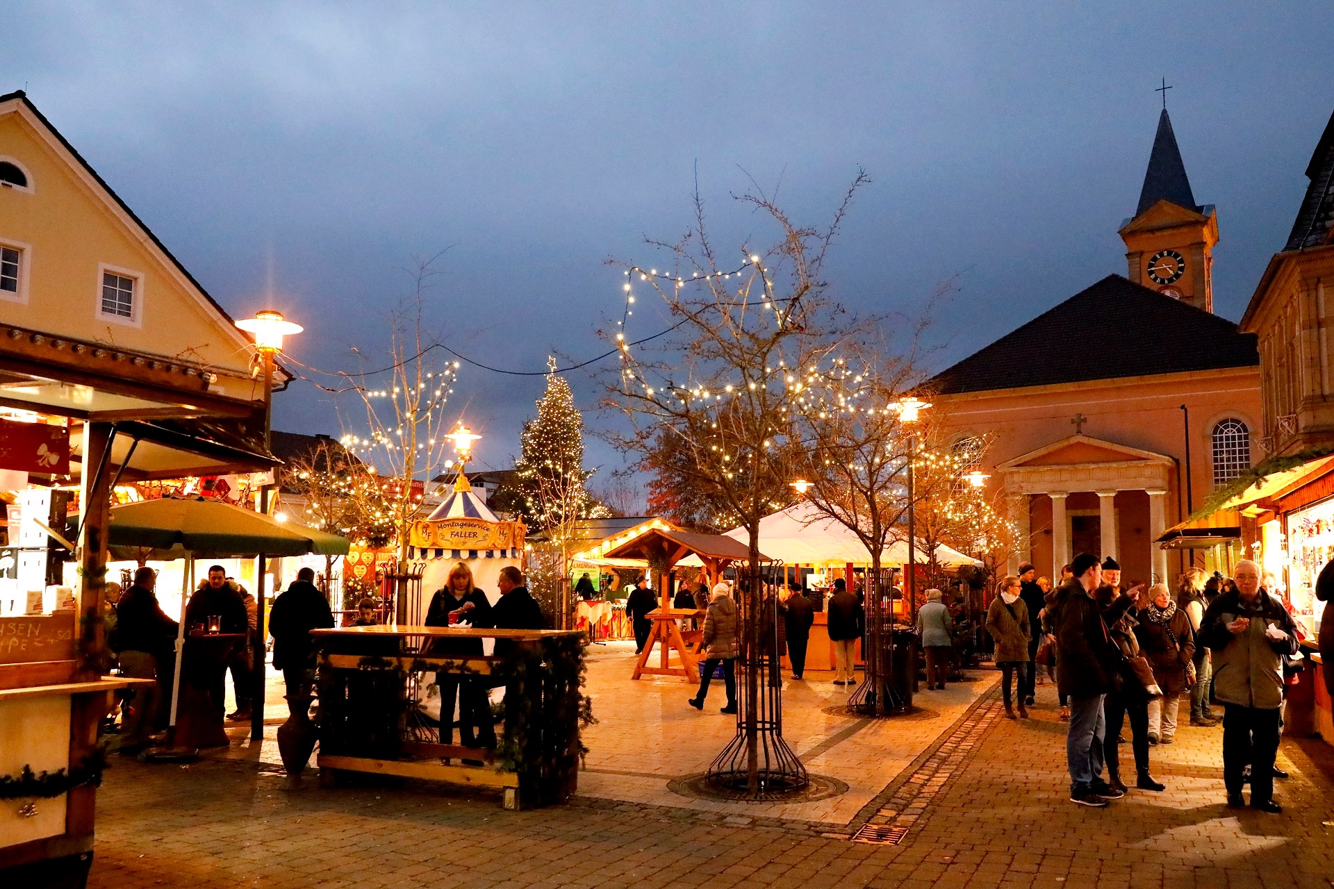 Weihnachtlich beleuchteter Ludwigsplatz mit Adventshütten und Menschen Anlässig des Dürkheimer Advents.