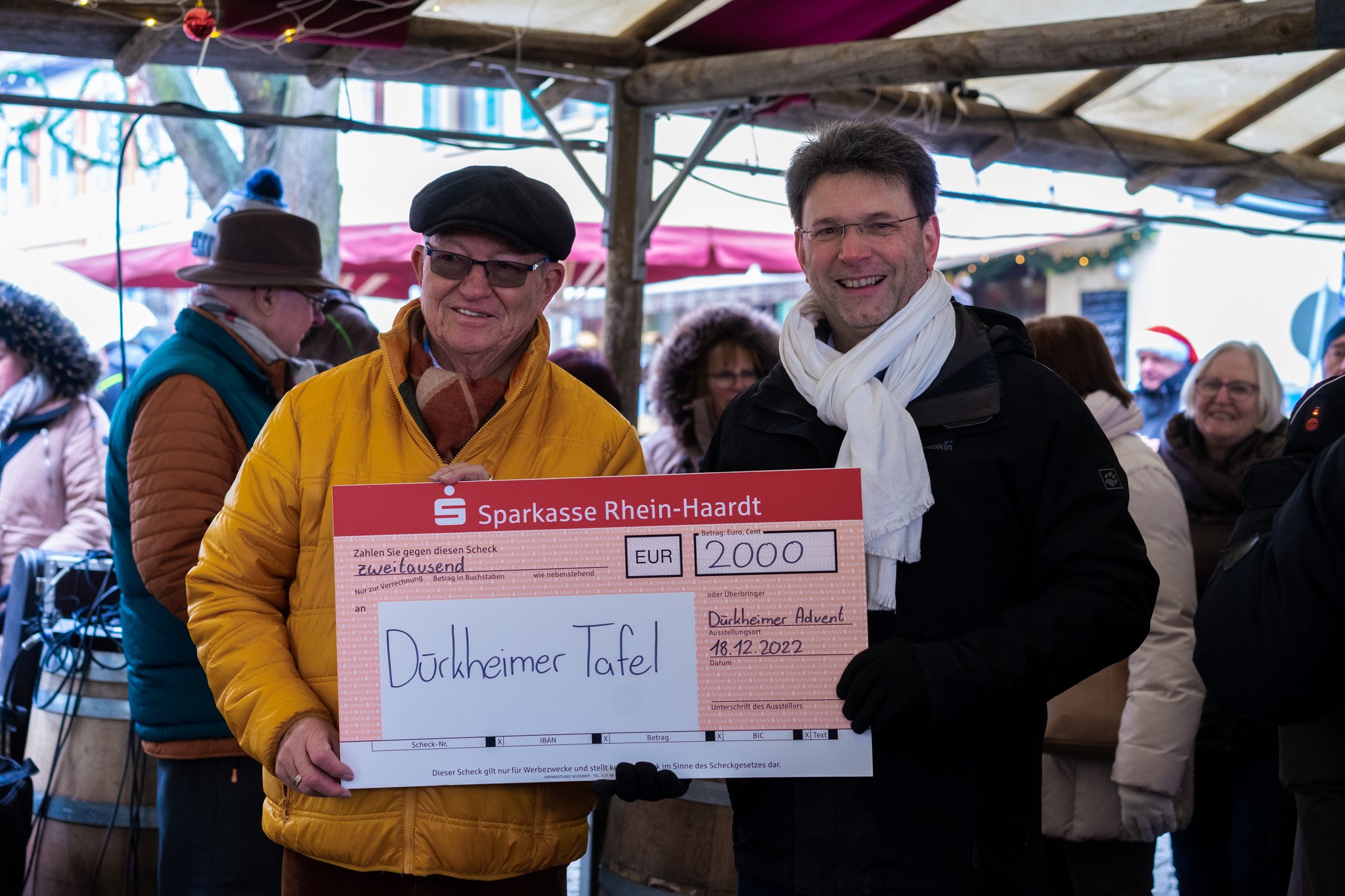 v.l.n.r. Bad Dürkheimer Tafel e. V. – vertreten durch Theo Burkhardt – und Bürgermeister Glogger bei der Spendenübergabe v.l.n.r. Bad Dürkheimer Tafel e. V. – vertreten durch Theo Burkhardt – und Bürgermeister Glogger bei der Spendenübergabe.
