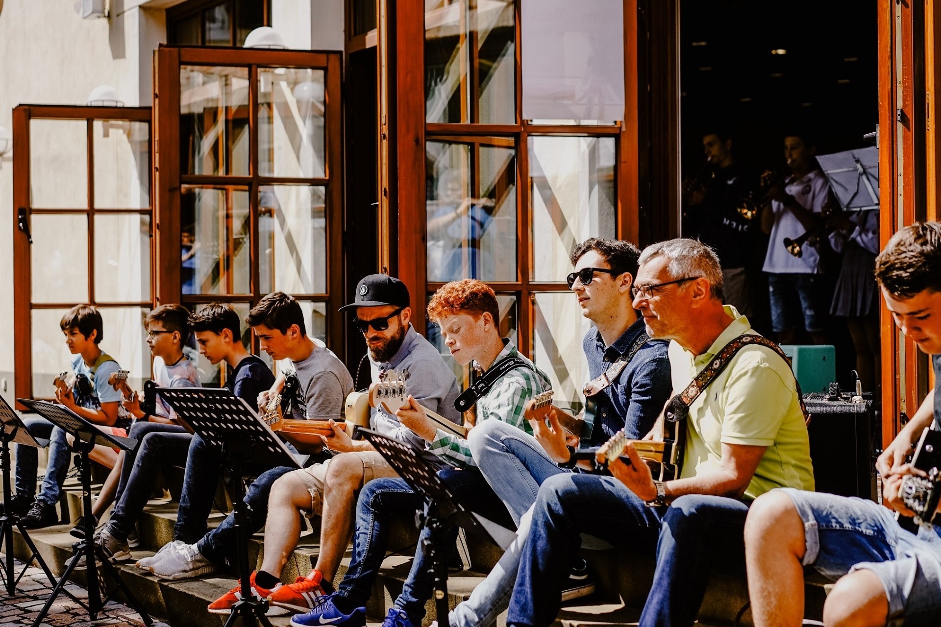 Musizierende im Innenhof