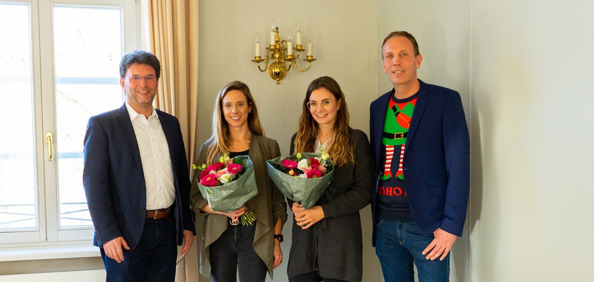 Feierstunde im Rathaus v.l.n.r. Bürgermeister Christoph Glogger mit den Ehrengästen Sina Baumgartner und Elisabeth Stapf sowie Personalratsvorsitzender Steffen Gauweiler