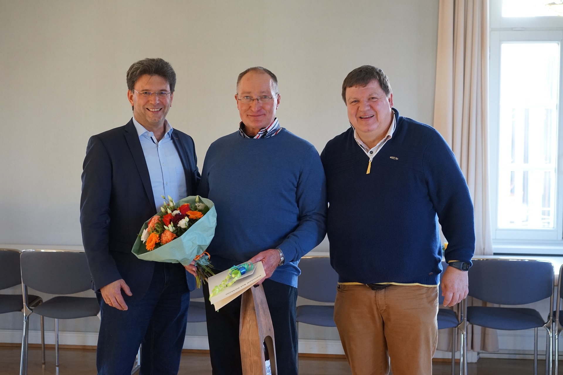 Bürgermeister Christoph Glogger und Personalratsmitglied Dirk Friedrich ehren Volker Rudy für 25 Jahre Dienstjubiläum