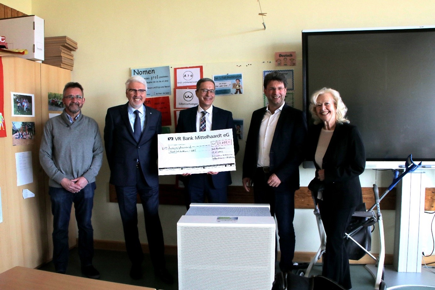 Bürgermeister Christoph Glogger mit kommissarischem Schulleiter Ralf Fronhäuser (Mitte) und Stiftungsvertretern Thomas Schutt und Norbert Böhler (ganz links) sowie Christl Bastian (rechts).