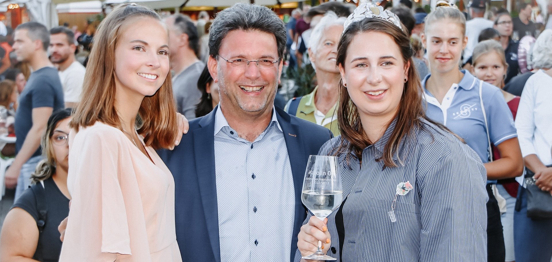 Ehemalige Dürkheimer Weinprinzessin Lea Baßler, Bürgermeister Christoph Glogger, amtierende Dürkheimer Weinprinzessin Karolin Ott 