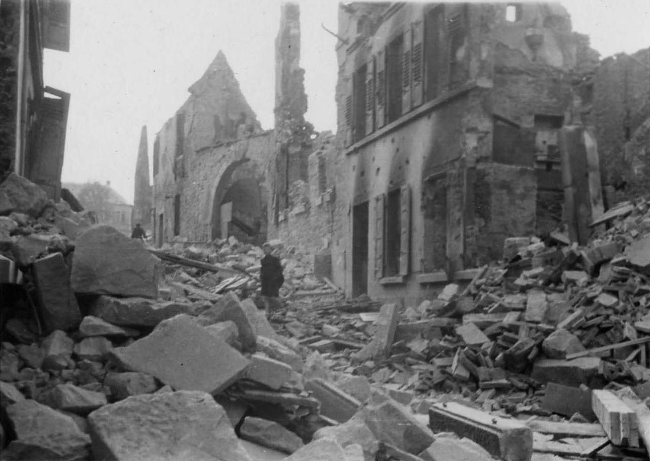 Straße in Bad Dürkheim nach Bombenangriff mit zerstörten Häusern 