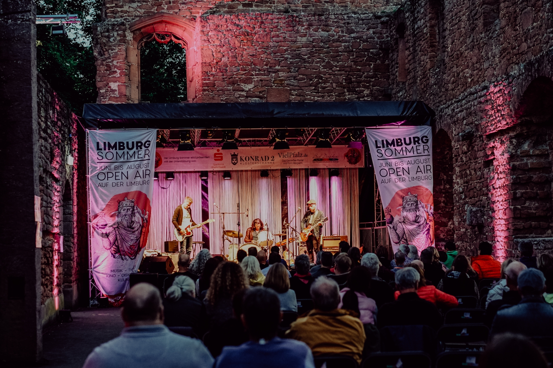 Bans spielt auf Bühne im Rahmen des Limburg Sommer 2022 an einem lauem Sommerabend