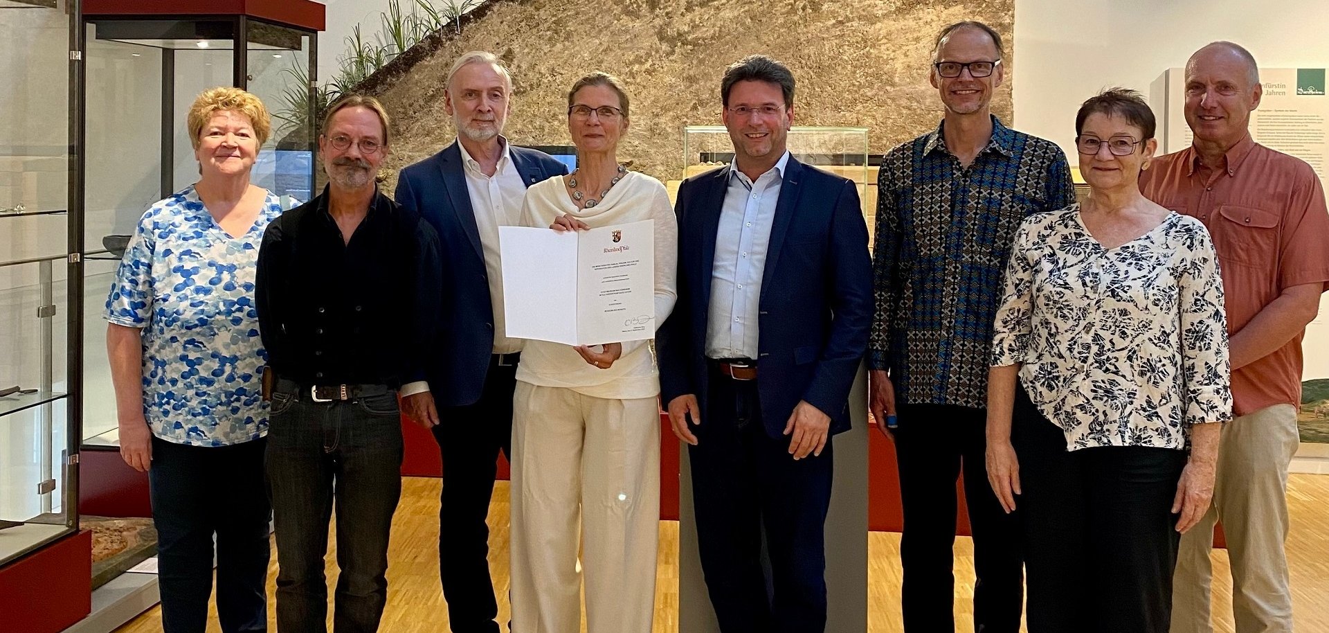 v.l.n.r. Rosel Binder, Dr. Thomas Kreckel (beide Museumsgesellschaft), Prof. Dr. Jürgen Hardeck, Dr. Britta Hallmann-Preuß, Bürgermeister Christoph Glogger, Dr. Michael Ochse (Vorsitzender der Museumsgesellschaft), Bettina Scheeder (Museumsverband Rheinland-Pfalz), Marcus Hundsdorfer (Museumsgesellschaft)