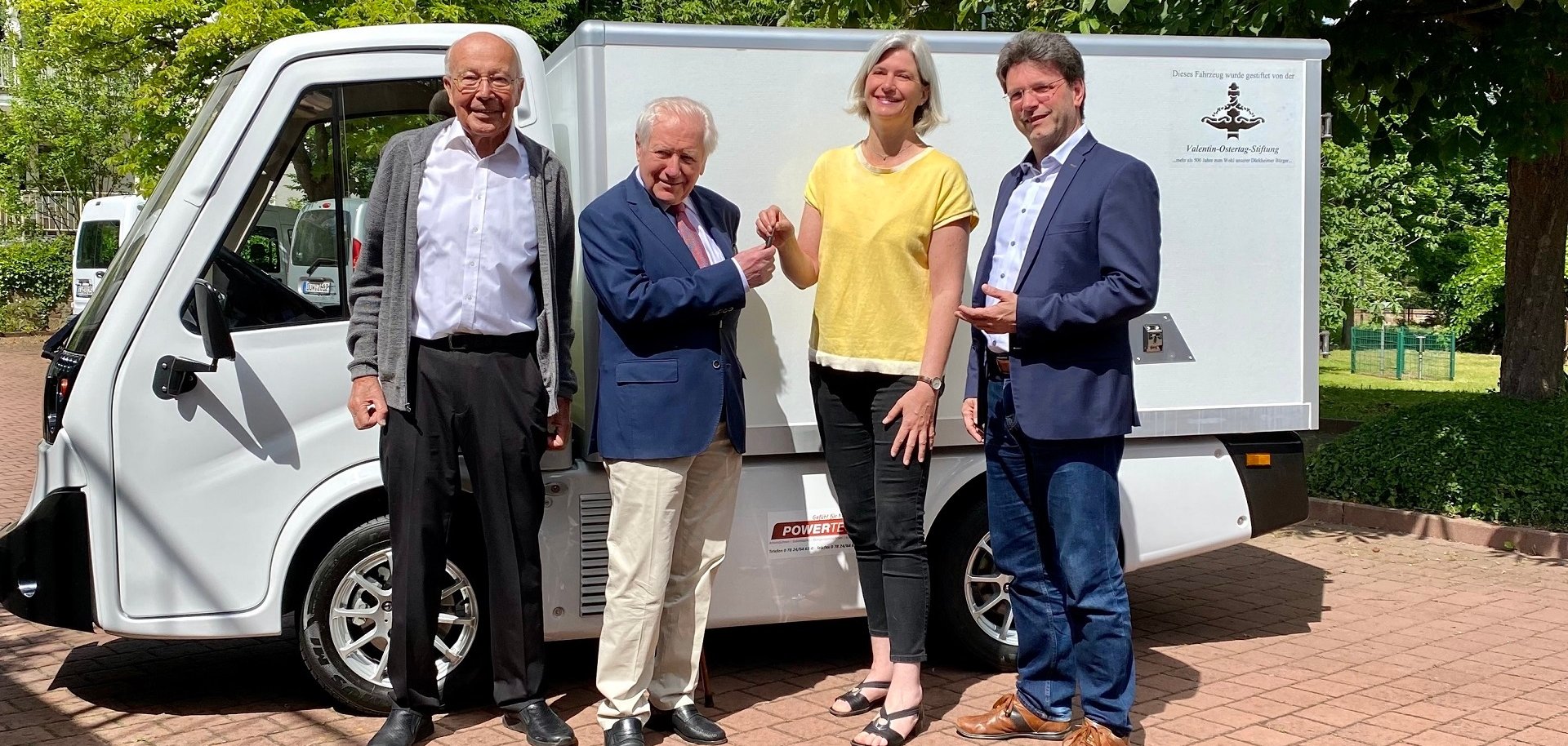 v.l.n.r.: Konrad Fitz, Bernd Kirsch, Judith Hagen und Bürgermeister Christoph Glogger bei der Schlüsselübergabe