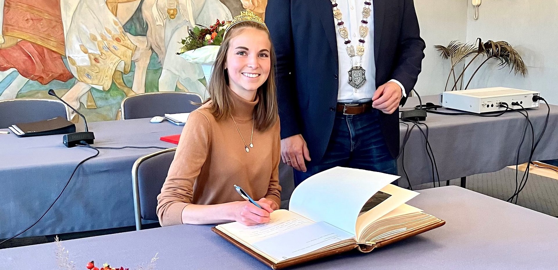 84. Pfälzische Weinkönigin Lea Baßler mit Bürgermeister Christoph Glogger | Eintrag ins Goldene Buch der Stadt Bad Dürkheim