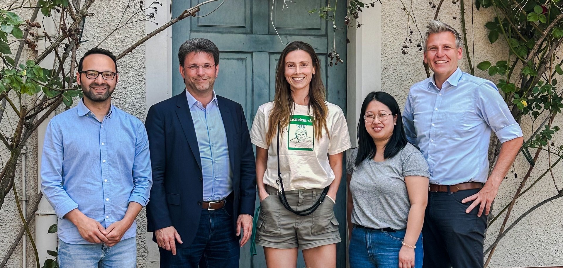 Co-Working-Space in der Kurgartenstraße v.l.n.r. Ibrahim Kizilgöz, Projektleiter Entwicklungsagentur Rheinland-Pfalz e.V. | Bürgermeister Christoph Glogger | Lilli Leirich, Betreiberin des neuen Co-Working-Space in der Kurgartenstraße | Nguyen Thuy Hang Do, Mitarbeiterin Entwicklungsagentur Rheinland-Pfalz e.V. und Marcus Brill, Wirtschaftsförderer der Stadt Bad Dürkheim