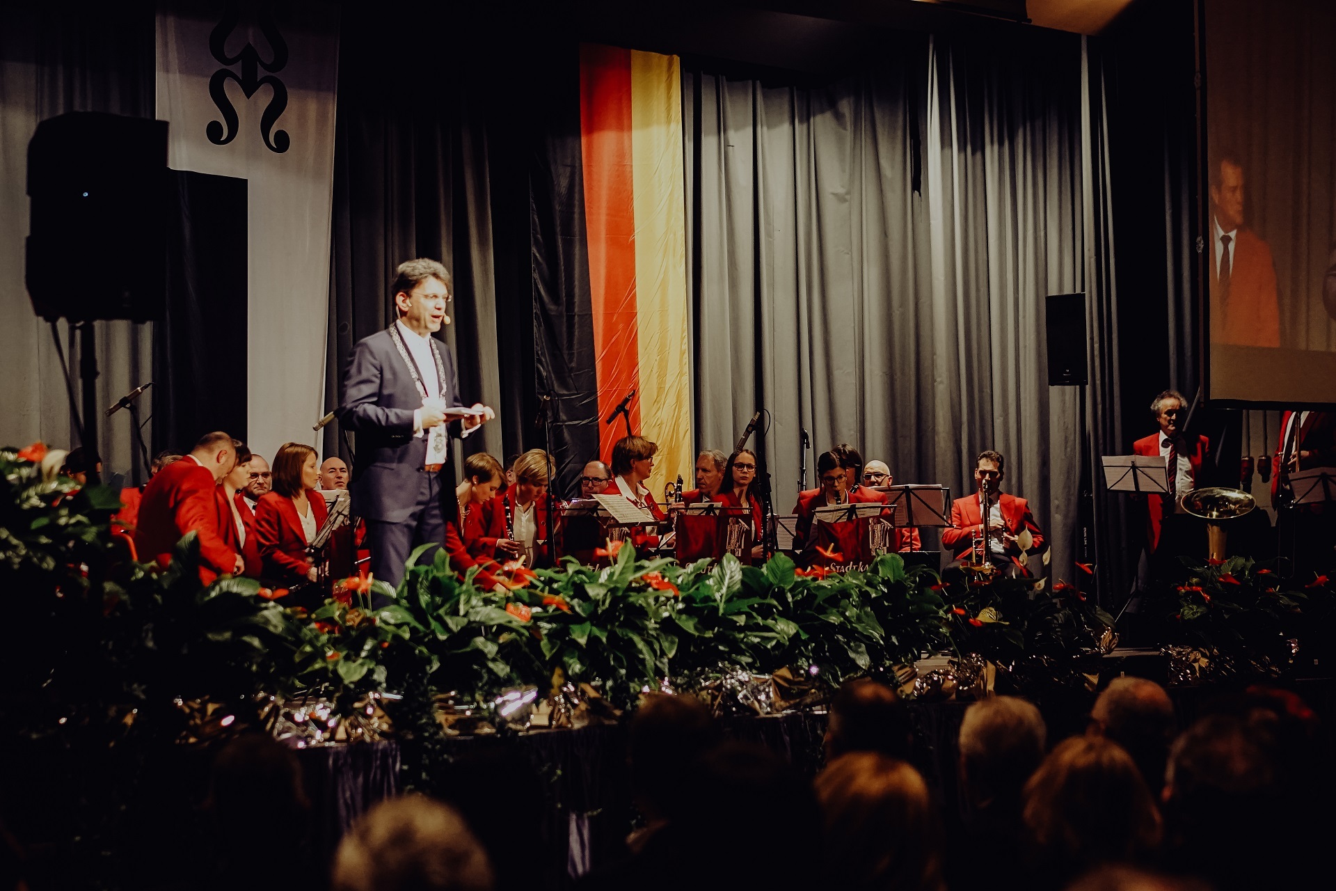 Bürgermeister spricht auf dem Neujahrsempfang auf der Bühne