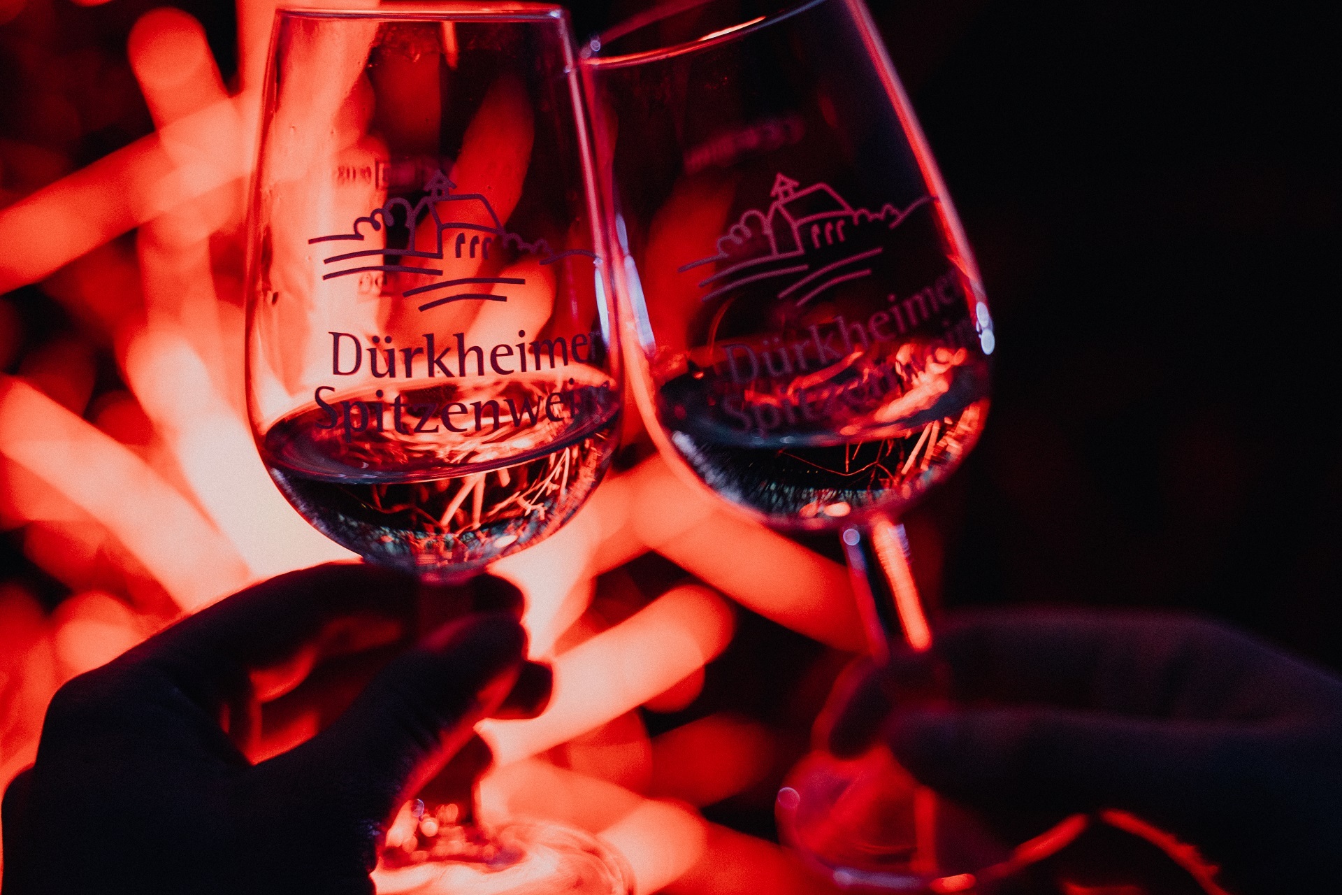 zwei Personen stoßen mit Gläsern an