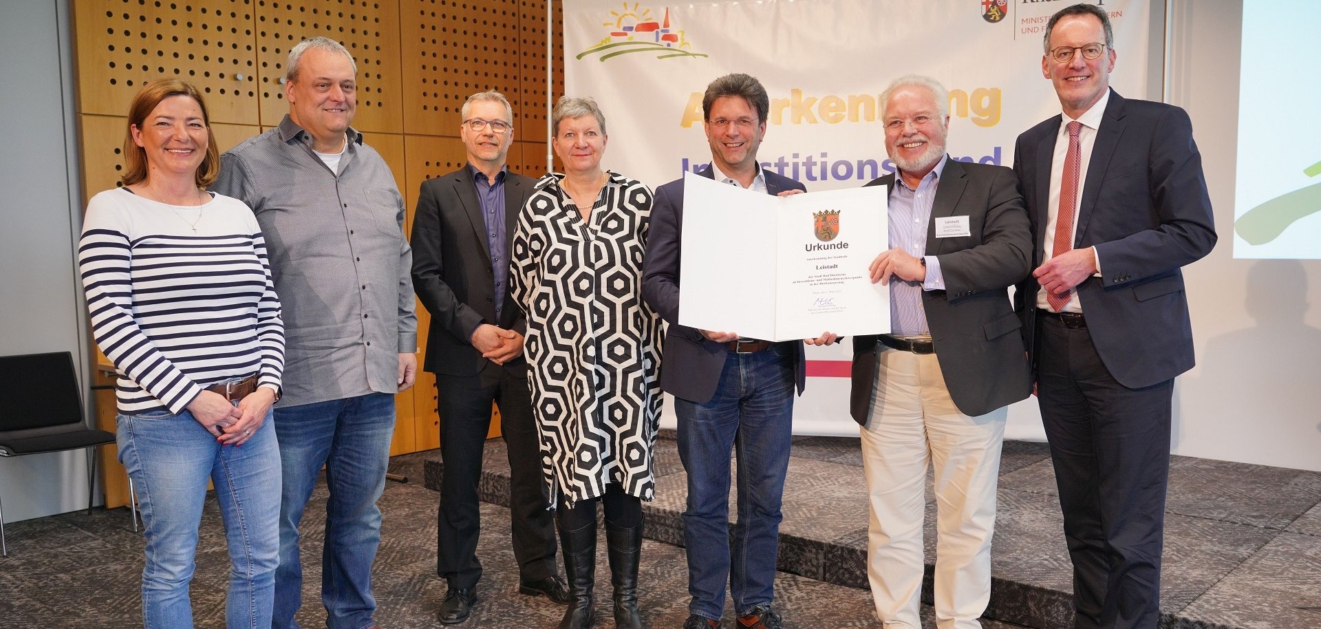 Leisadt ist Schwerpunktgemeinde | Übergabe Urkunde Doris Kraus, Ralph Schlachter, Axel Nösner, Maren Schow, Bürgermeister Christoph Glogger, Ortsvorsteher Axel Günther und Innenminister Michael Ebling