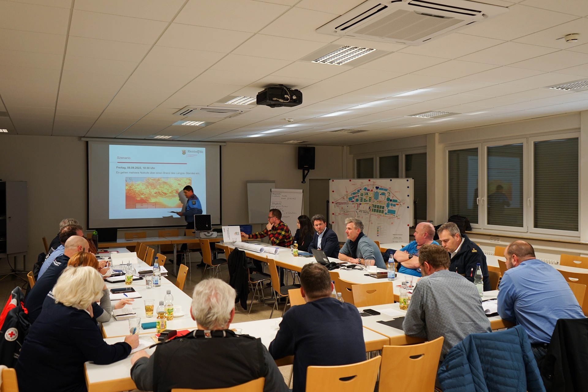 Planbesprechung Dürkheimer Wurstmarkt Vertreterinnen und Vertreter der Stadt, der örtlichen Ordnungsbehörde, der Freiwilligen Feuerwehr, der Kreisverwaltung, des DRK Ortsverbandes sowie der Polizei bei einer gemeinsamen Planbesprechung