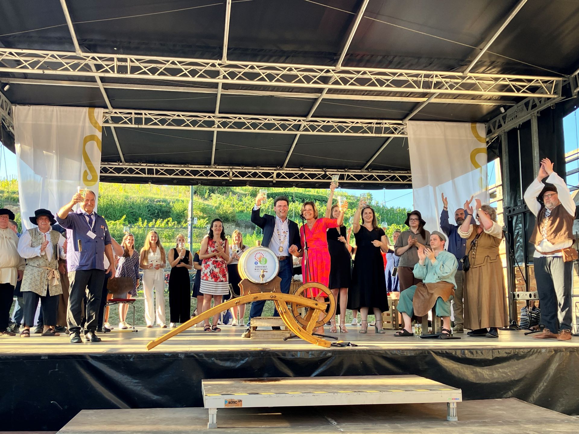 Eröffnung des Dürkheimer Wurstmarktes mit Weinprinzessinnen auf der Bühne