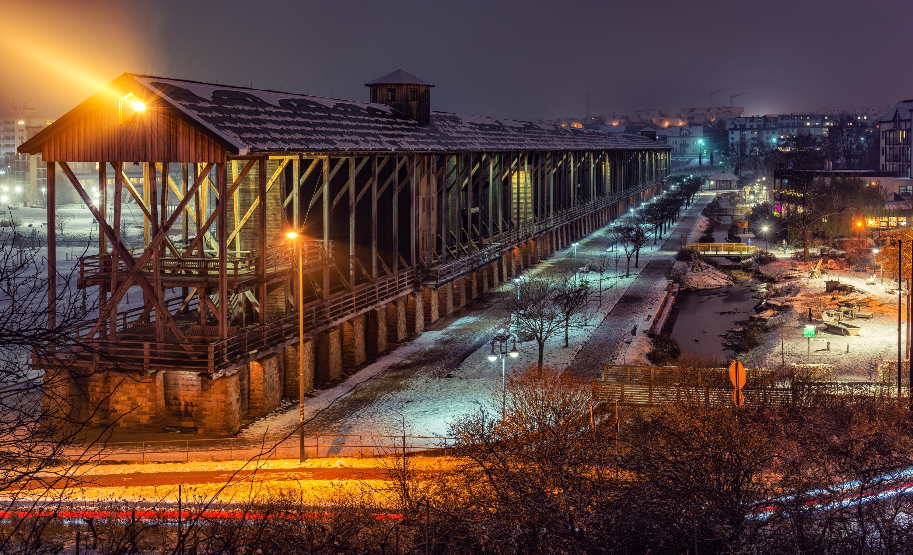 Gradierbau und Kurpark abendlicher Blick vom Michelsberg auf den beleuchteten Gradierbau und den Kurpark mit der freigelegten Isenach im Winter