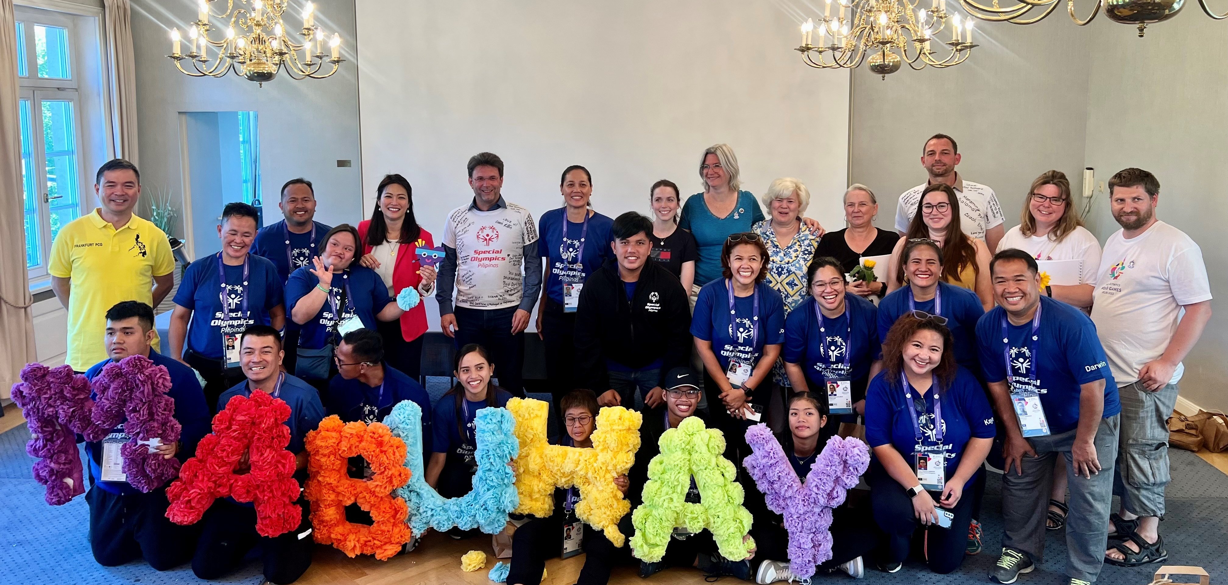 Host Town Bad Dürkheim | Philippinische Delegation trägt sich ins Goldene Buch der Stadt ein Host Town Bad Dürkheim | Philippinische Delegation trägt sich ins Goldene Buch der Stadt ein