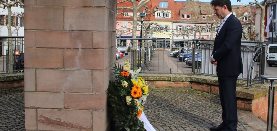 Jahrestag der Bombardierung Kranzniederlegung am Feuervogel in Bad Dürkheim