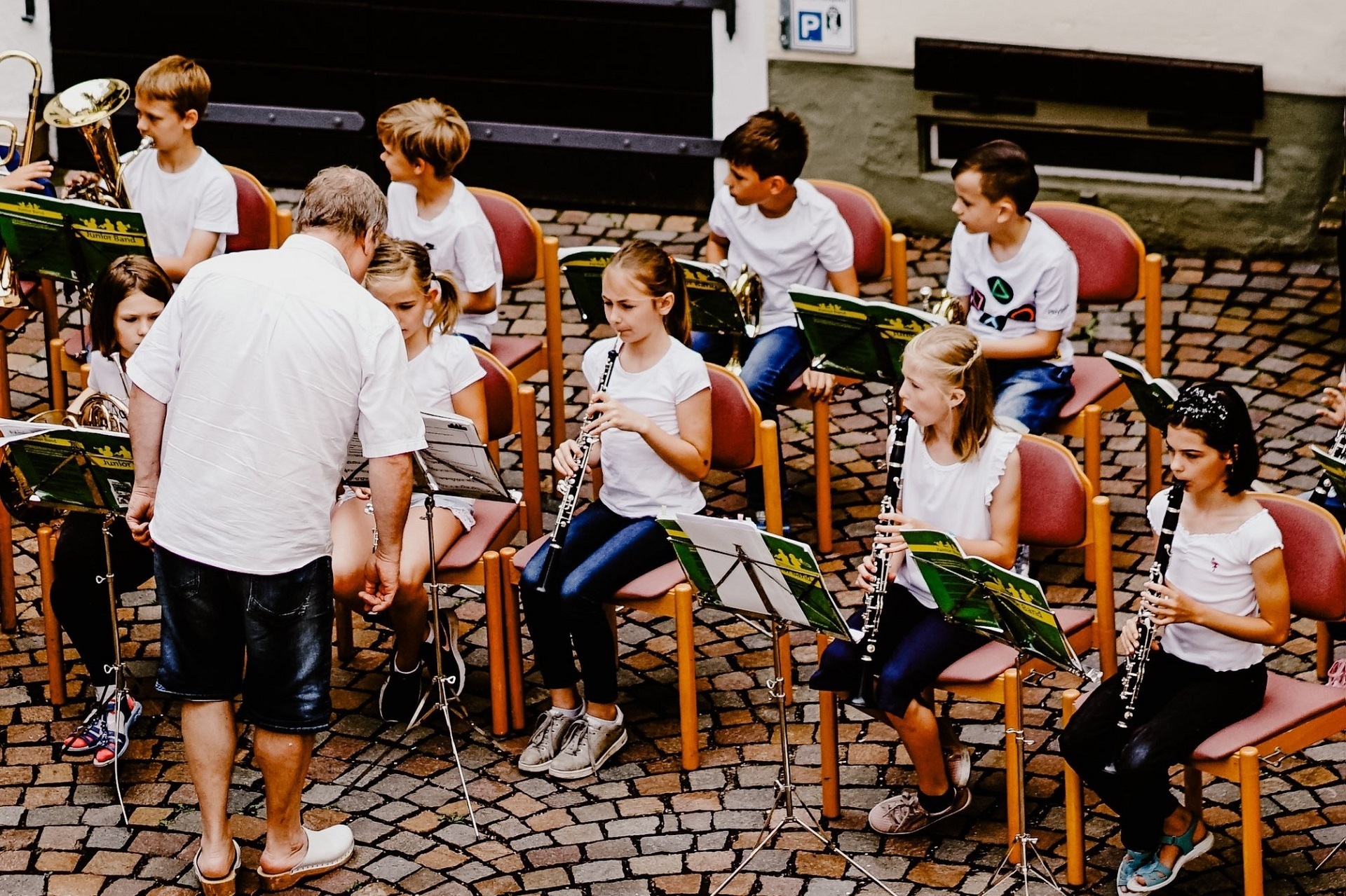 Kinder der Musikschule spielen Musik im Innenhof