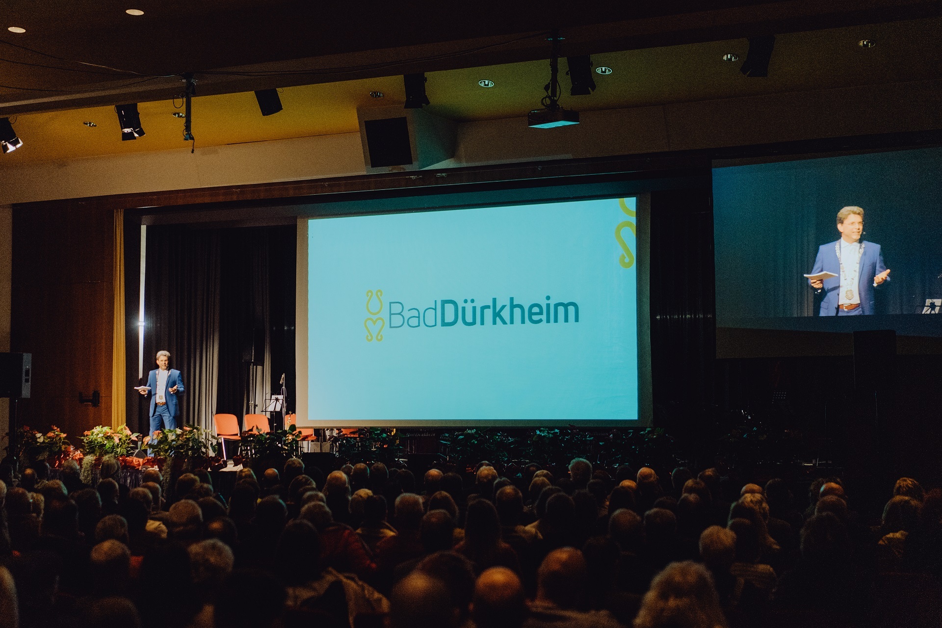 pfalz_weinstrasse_bad_duerkheim_veranstaltungen_neujahrsempfang_ Bürgermeister begrüßt das Publikum