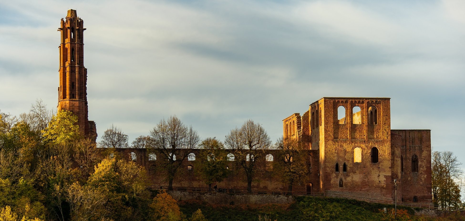Klosterruine Limburg in herbstlicher Abendsonne Die Klosterruine Limburg in herbstlicher Abendsonne, am Fuße der Pfälzer Wald in Herbstfarben wie orange, grün und braun und im Hintergrund Wolkenschleiher.