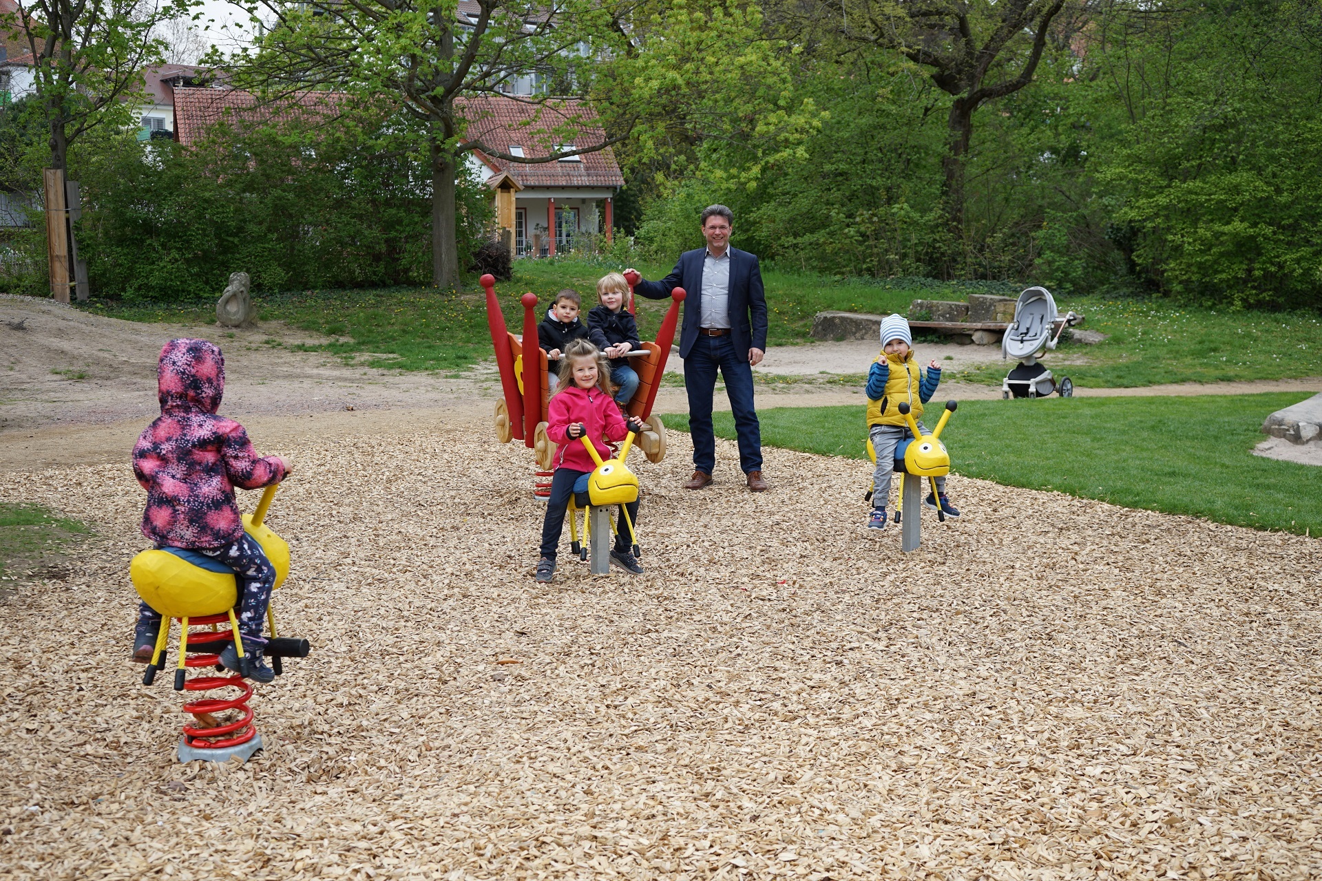 Kinder schaukeln auf dem Spielplatz