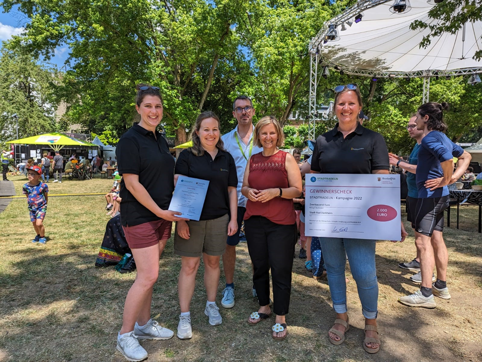 Stadtradeln | Sieger Bad Dürkheim fahrradaktivste Kommune RLP 20222 Klimaschutzmanagerinnen der Stadt Bad Dürkheim Anja Aufschneider und Cara Buschlinger, André Muno, Projektleiter von STADTRADELN beim Klimabündnis, Klimaschutzministerin Katrin Eder und Sandra Hahn, Fahrradbeauftragte der Stadt