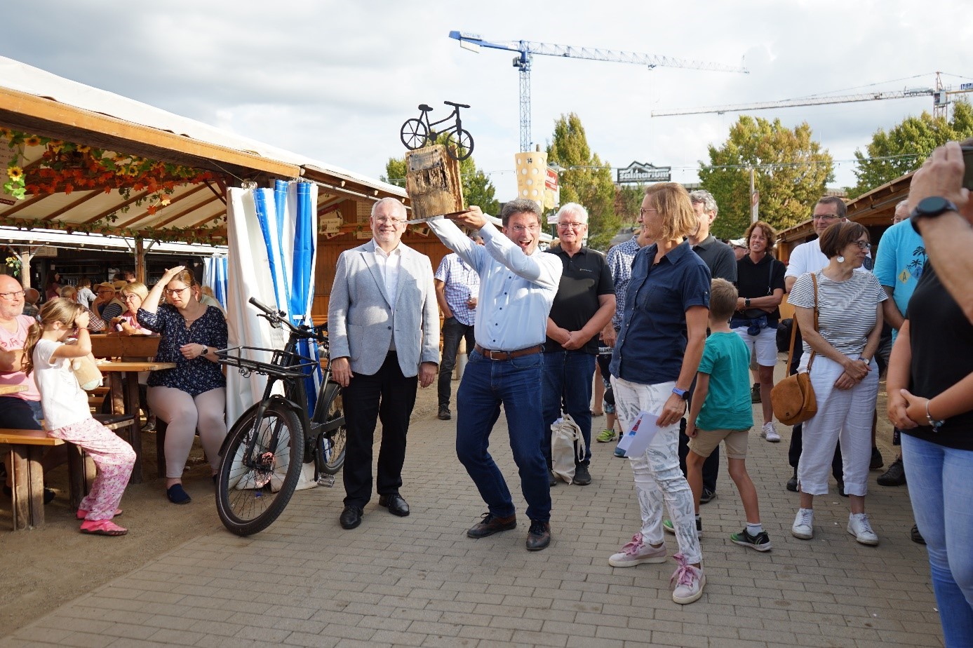 Menschengruppe bei Siegerehrung vom Stadtradeln