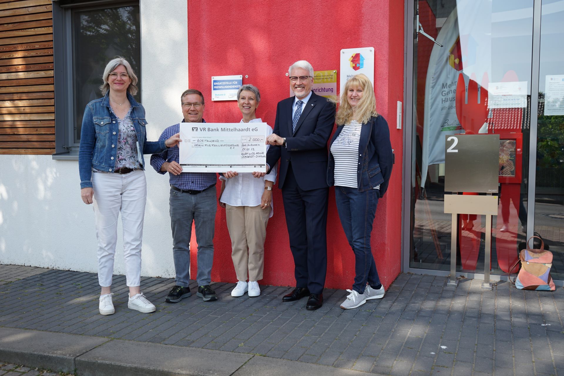 Spendenübergabe v.l.n.r. Sozialdezernentin Judith Hagen | Olaf Tali, Geschäftsführer des Vereins für Familienförderung | Kerstin George, Mitarbeiterin in der Geschäftsstelle | Thomas Schutt, Vorstandssprecher der VR Bank Mittelhaardt eG | Rosi Stephan, Öffentlichkeitsarbeit im Verein für Familienförderung