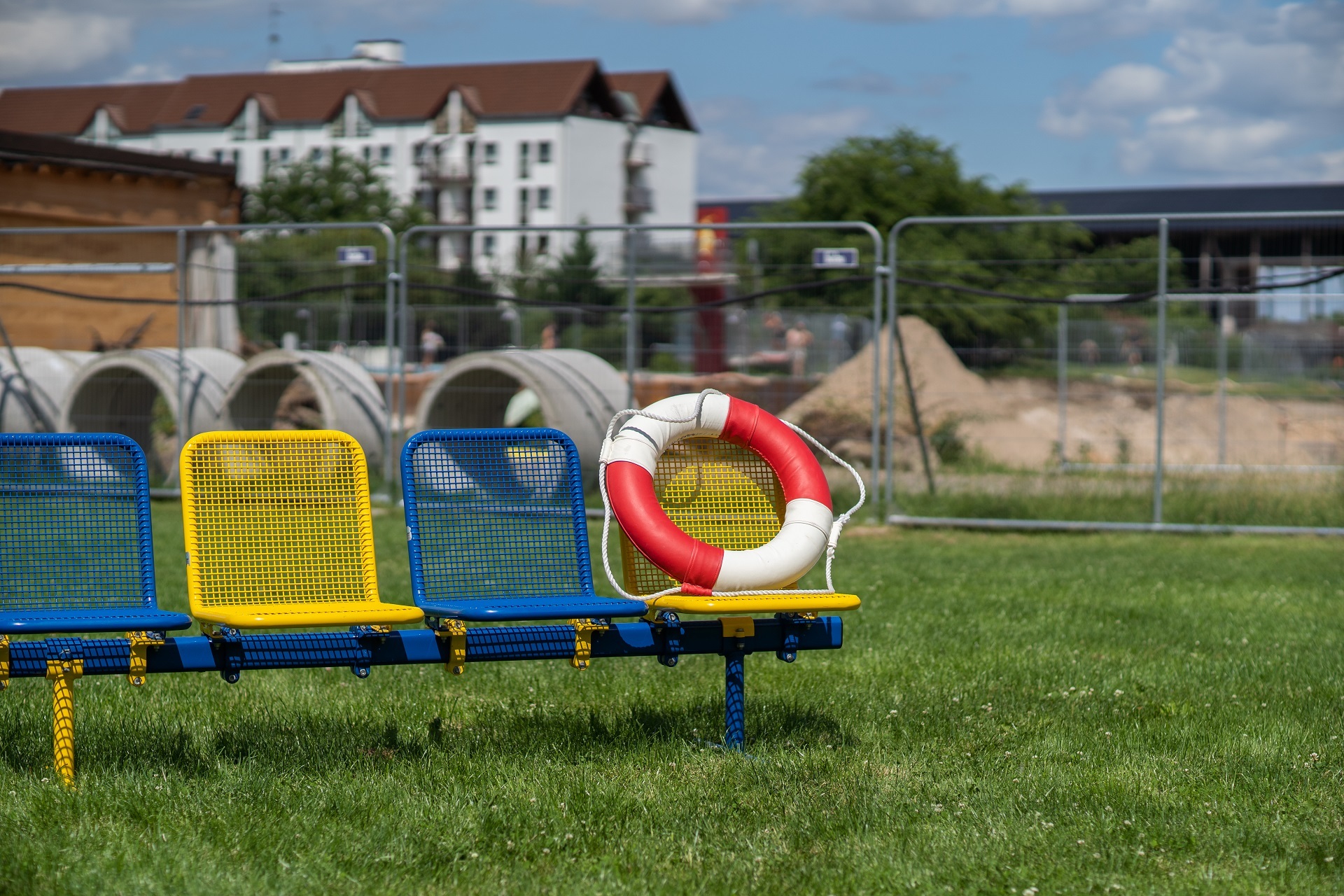 Therme Baustelle Sitzbank mit Rettungsring vor Therme Baustelle in Bad Dürkheim