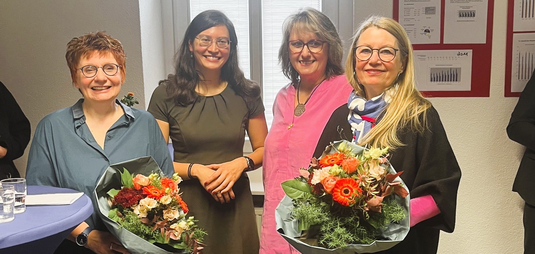 Frauen mit Blumenstrauß