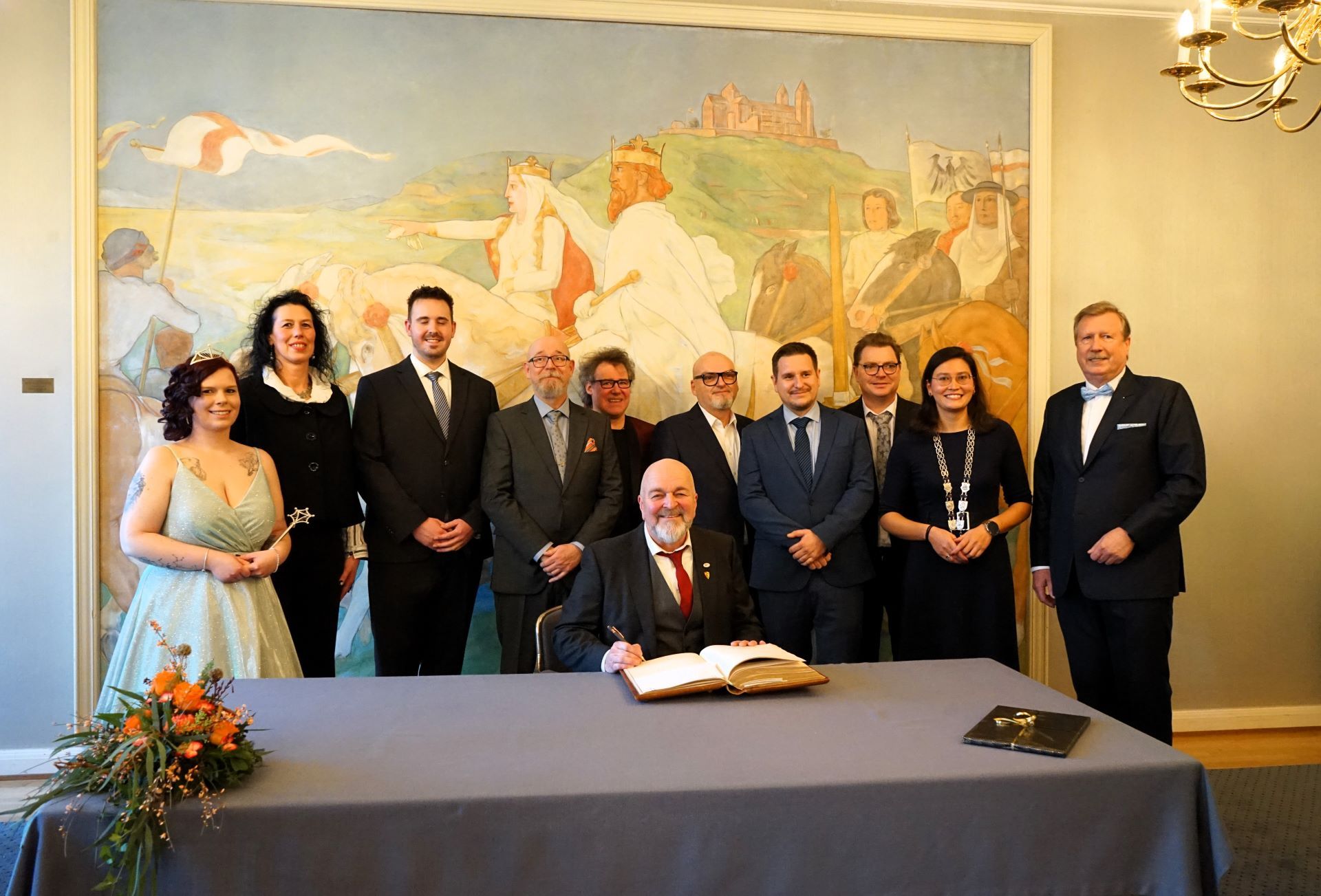 v.l.n.r. Stadt- und Karnevalsprinzessin 2023/2024 Kim I. vom Märchenschloss, Melanie Laumann (Stellvertretende Vorsitzende der Derkemer Grawler), Jeremie I. vom Rebenland, Michael Lange, Roman Nagel, Joachim Kaul, Jochen Magin, Ralf Schnieber, Bürgermeisterin Natalie Bauernschmitt, Reinhold Jäger (Vorsitzender der Derkemer Grawler) und Thomas „Edsel“ Merz