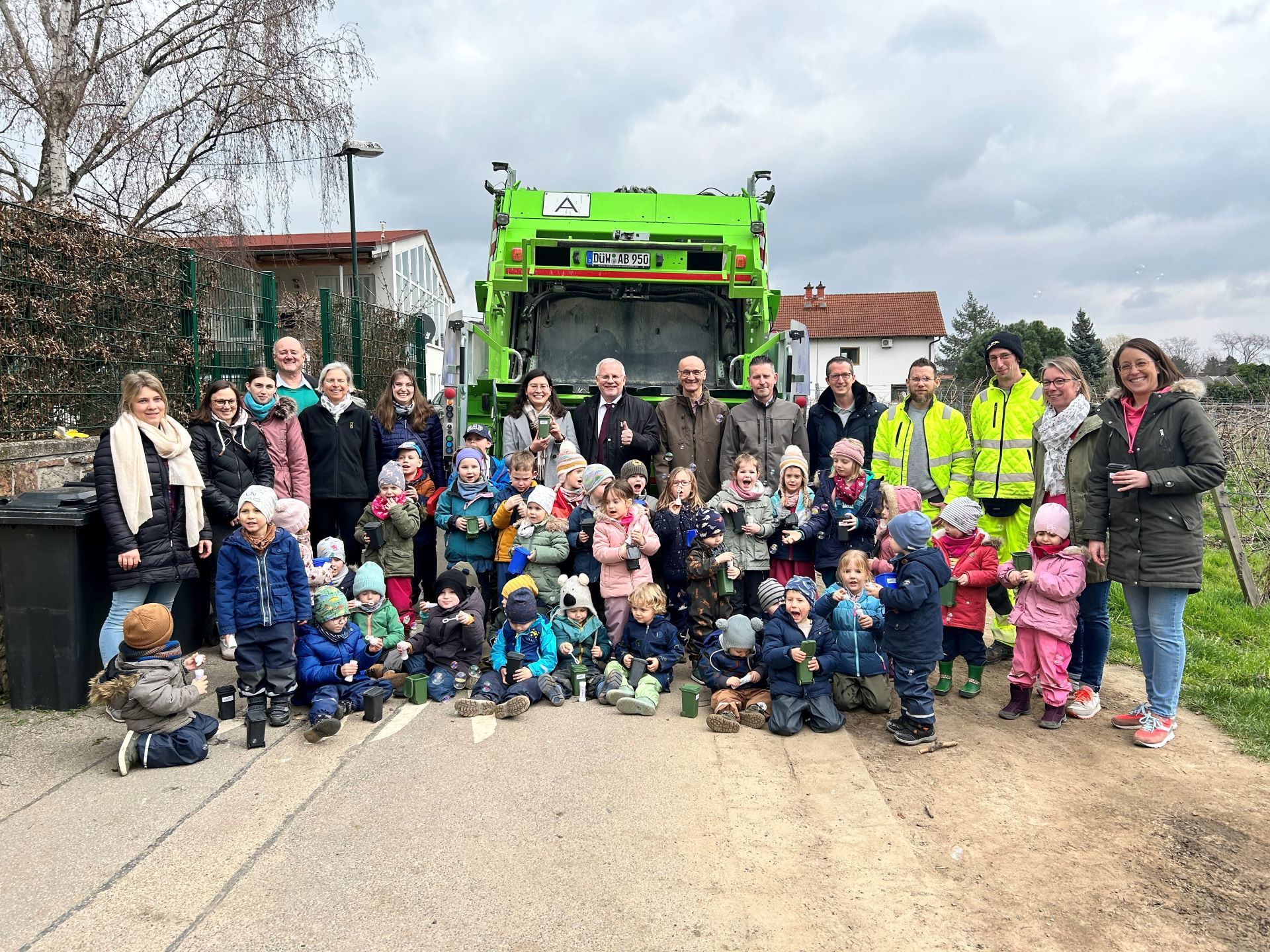 Besuch des Müllautos in der Kita Regenbogen: Kita-Kinder engagieren sich für eine saubere Umwelt