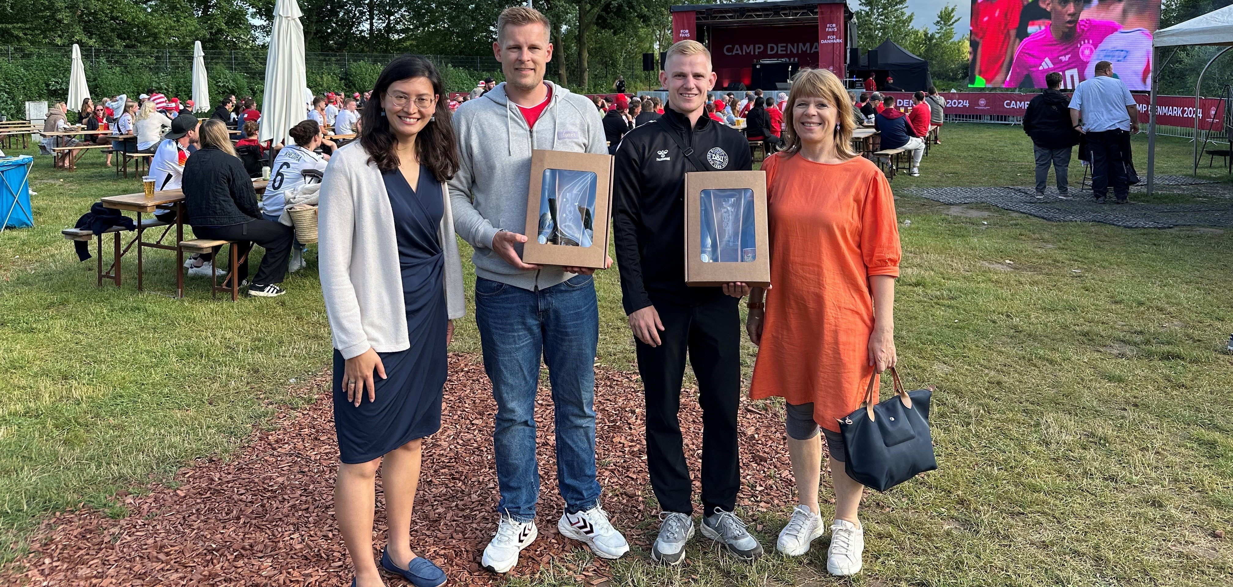 Bürgermeisterin Natalie Bauernschmitt mit Mads und Magnus vom Dänischen Fußballverband sowie Annett Pfannbecker, Vorzimmer der Bürgermeisterin, im Camp Denmark auf dem Knaus Campingplatz