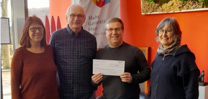 Froh2Wo spendet an Verein für Familienförderung. Gruppe von Menschen mit Spendenscheck in der Hand