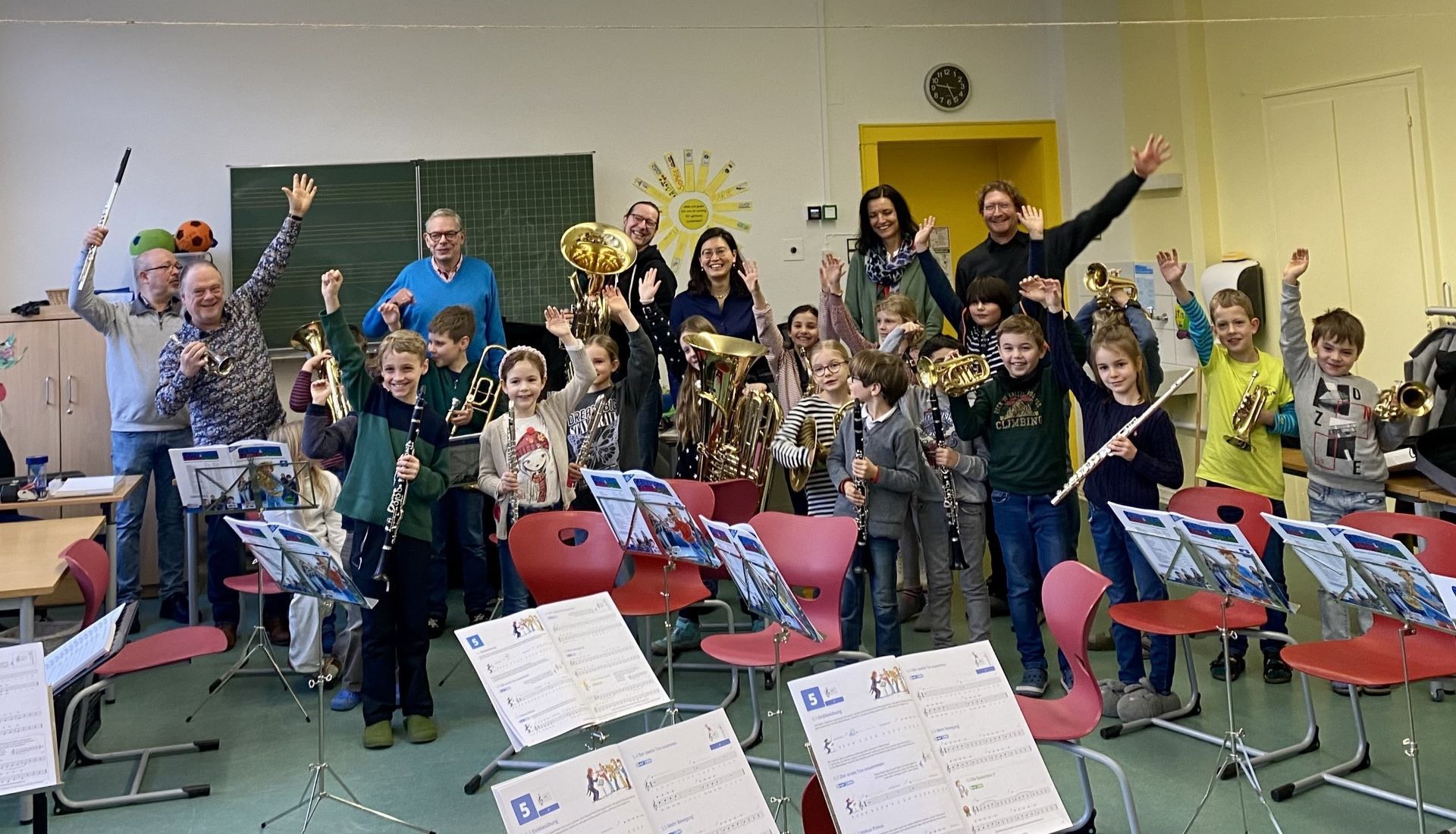 Gruppenbild einer Musikschulklasse mit ihren Instrumenten