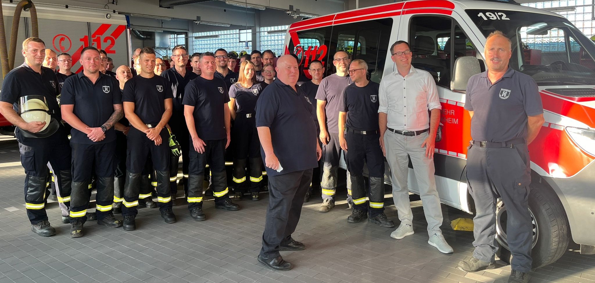 Erster Beigeordneter Claudius Güther mit Wehrleiter Karlheinz Bayer bei der Übergabe des neuen Mannschaftsfahrzeugs der FFW Bad Dürkheim