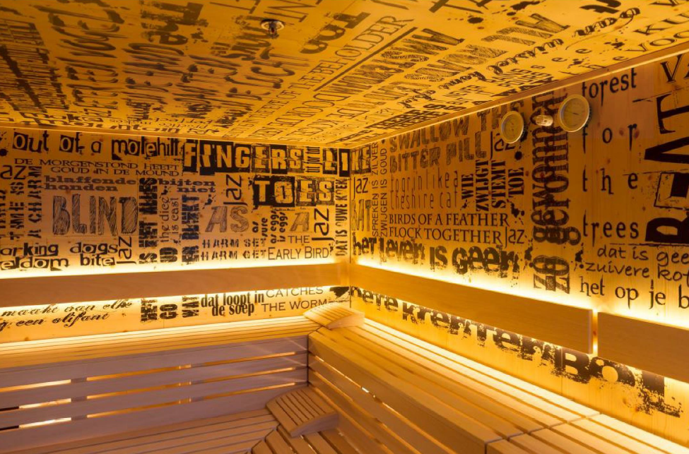 Saunaraum mit verschiedenen Wörtern an den Holzwänden