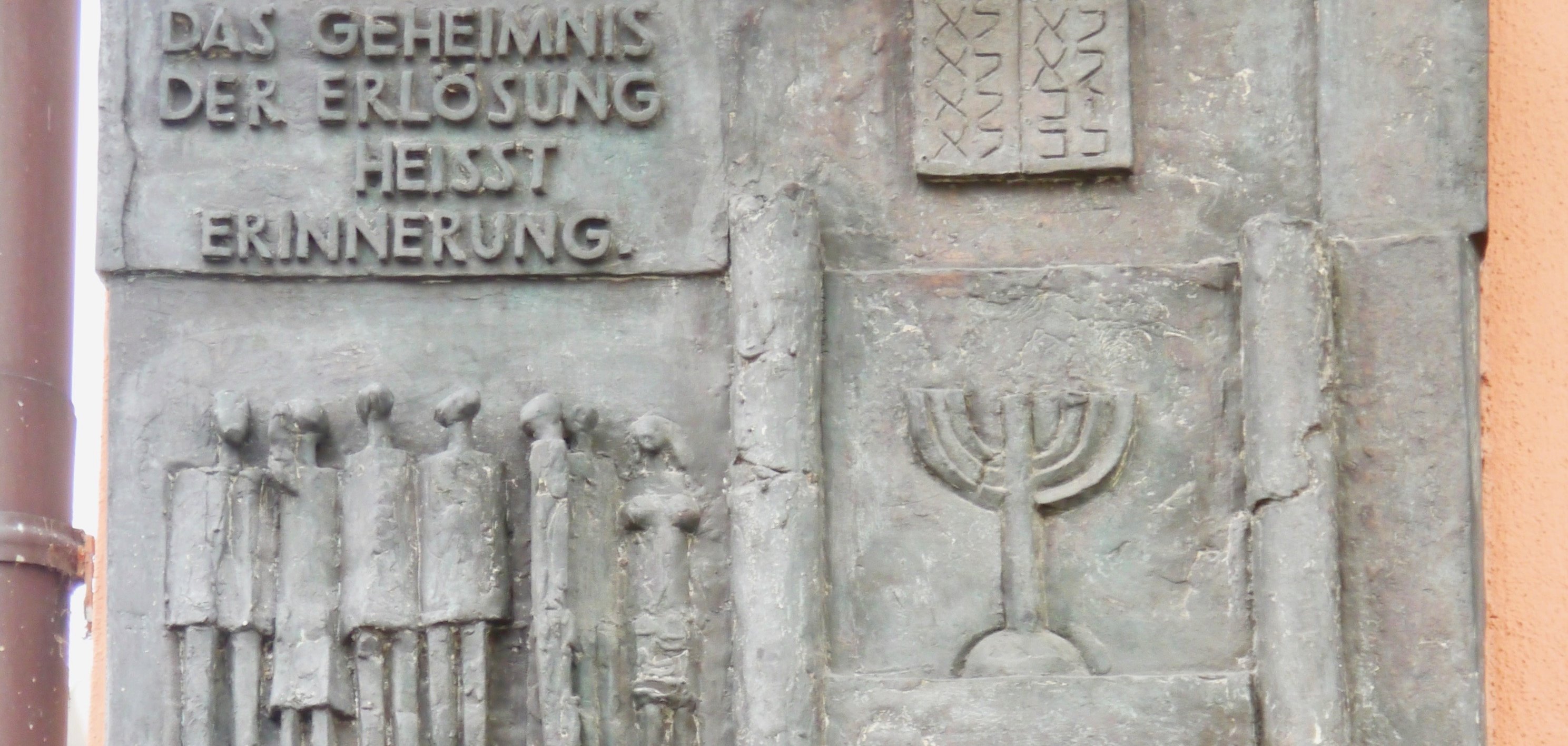 Historische Steinmauer mit Schriftzug